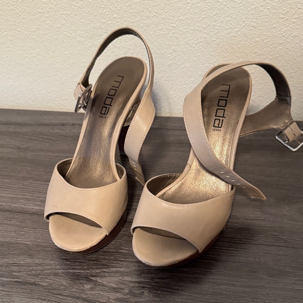 Moda Women's Beige Heeled Sandals